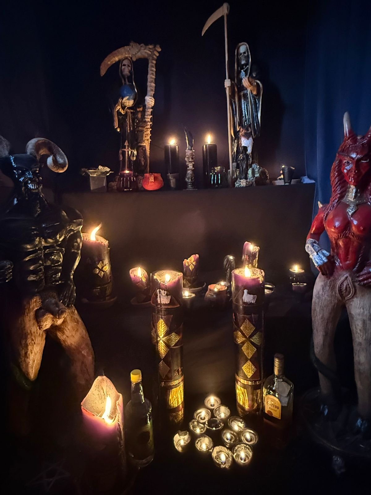 Altar negro para hechizos de destrucción y pactos para la prosperidad